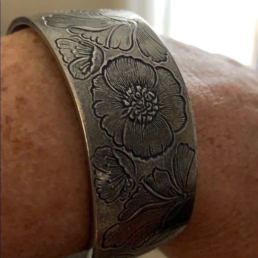 Bangle bracelet